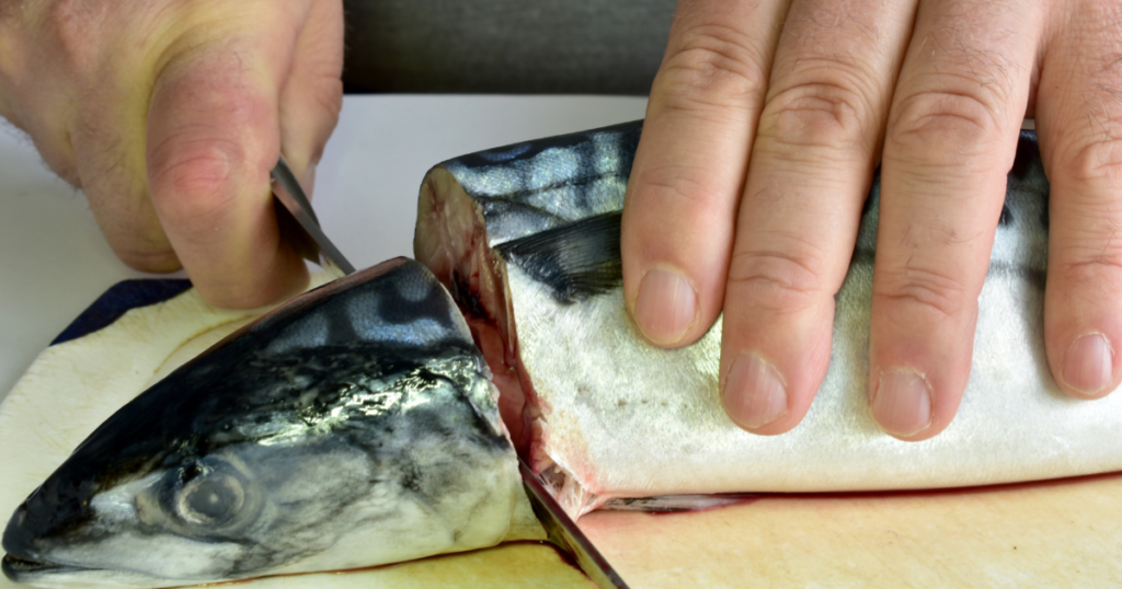 魚の頭を落とす
