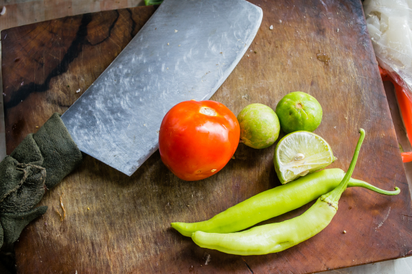 菜切包丁は切った野菜をまとめて刃の上に乗せて鍋やボウルへ移す動作がしやすい